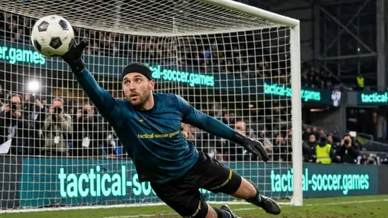 Arquero de Tactical Soccer atajando un remate con la pelota en el aire