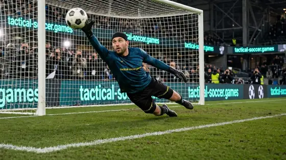 Arquero de Tactical Soccer estirándose en el aire para atajar un remate